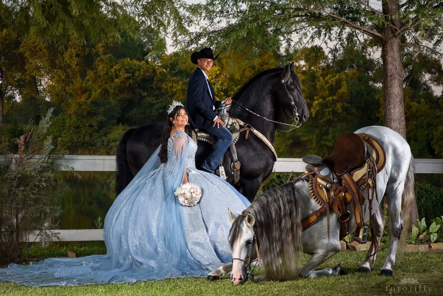 Retratos Save the Date de quinceañera en DFW capturados por Fotolilly Photography con enfoque en planeación real
