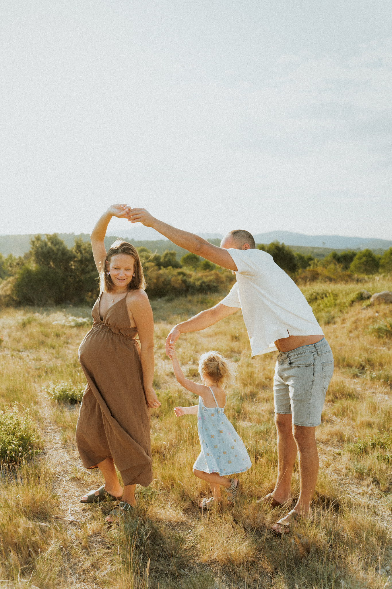 Séance photo en famille au coucher de soleil à Saint Mathieu de Treviers