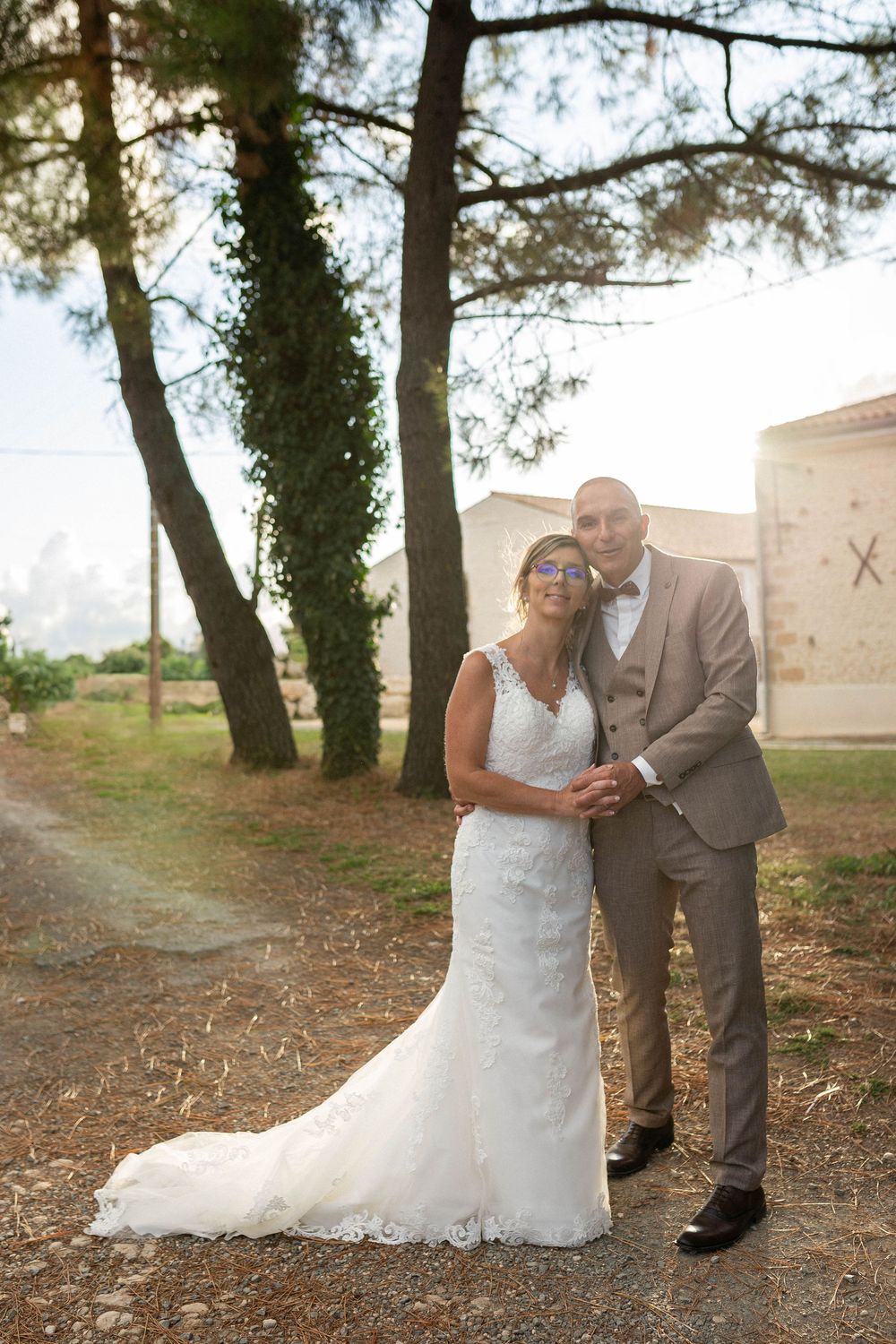 Séance photo de couple au Domaine de la Moie à Aiffres, complicité et lumière douce pour un mariage authentique près de Niort.