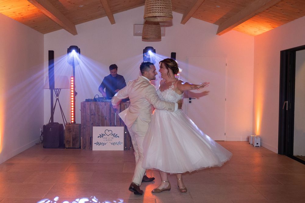 Première danse des mariés sous les jeux de lumière, ouverture de bal romantique à Niort, à la Villa 180, La Rochelle.