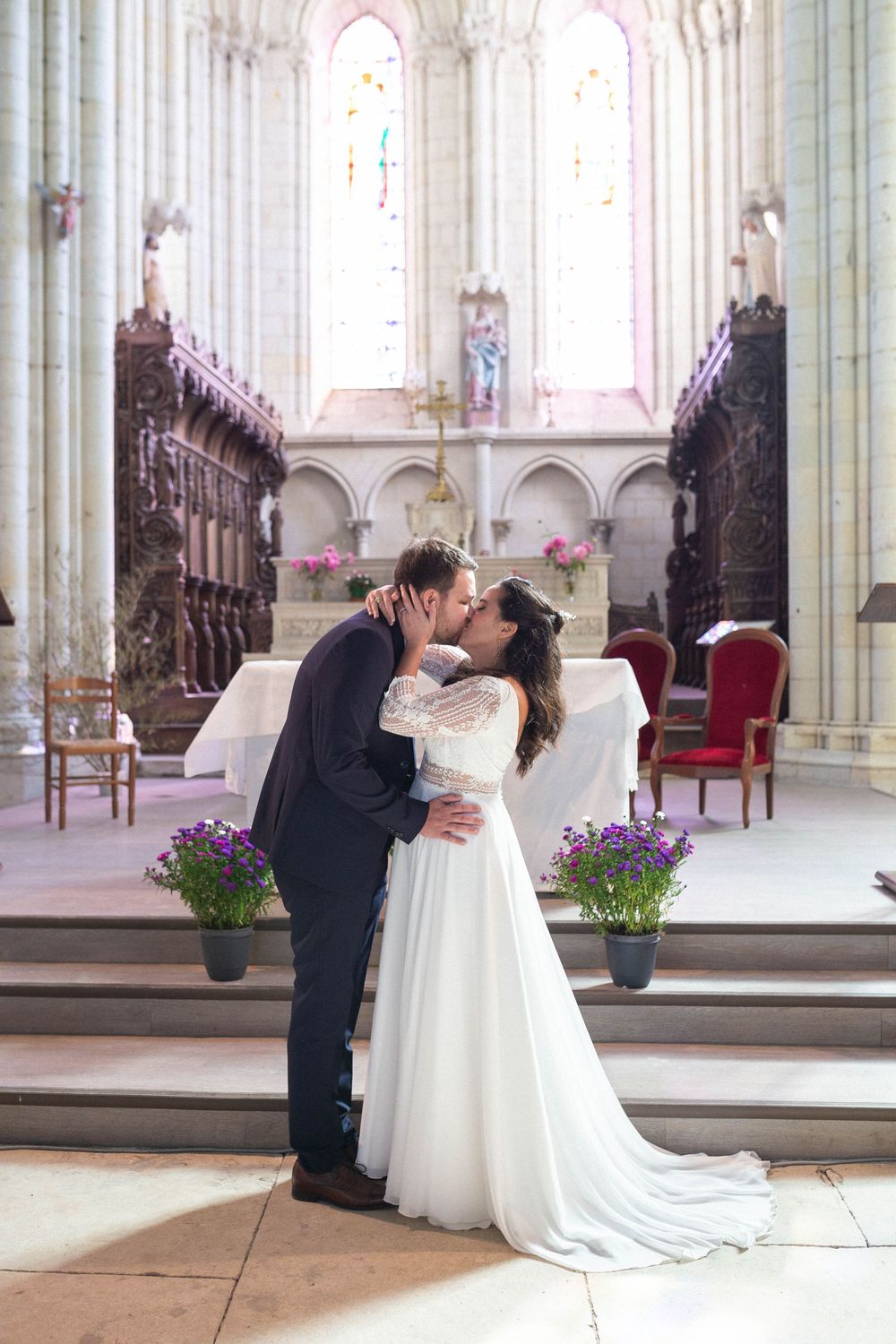 Échange de regards complices des mariés pendant la cérémonie religieuse Parthenay, reportage mariage par votre photographe à Niort.