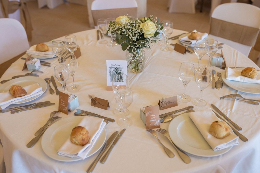 Détails de décoration de mariage bohème avec fleurs séchées et papeterie soignée, photographe mariage Niort.