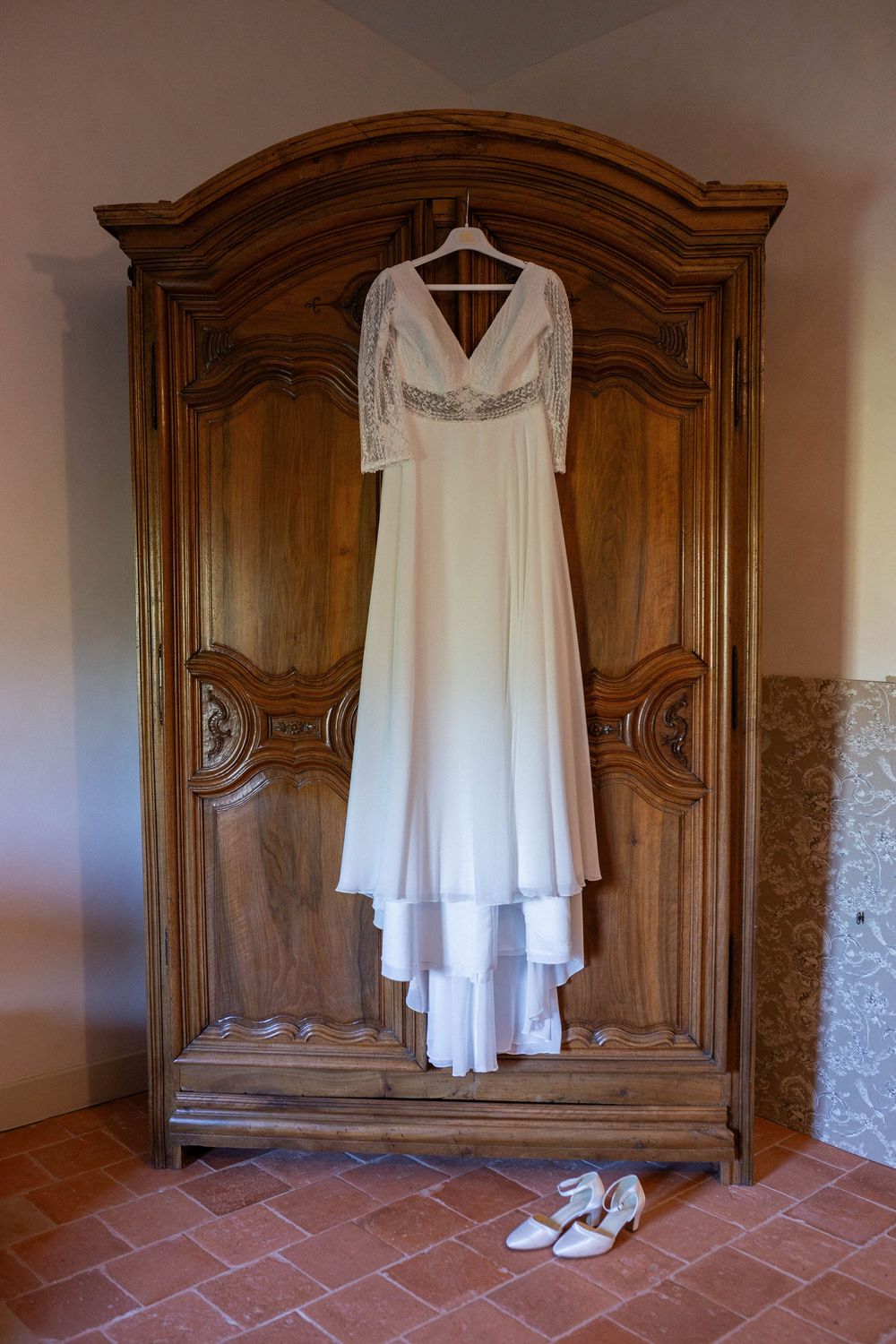 Détails raffinés de la robe de mariée et des chaussures au domaine à Parthenay, photographie des préparatifs de mariage.