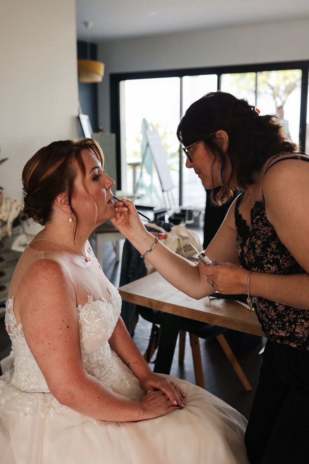 Mise en beauté de la mariée par sa coiffeuse et maquilleuse à la Villa 180, shooting préparatifs mariage à La Rochelle.
