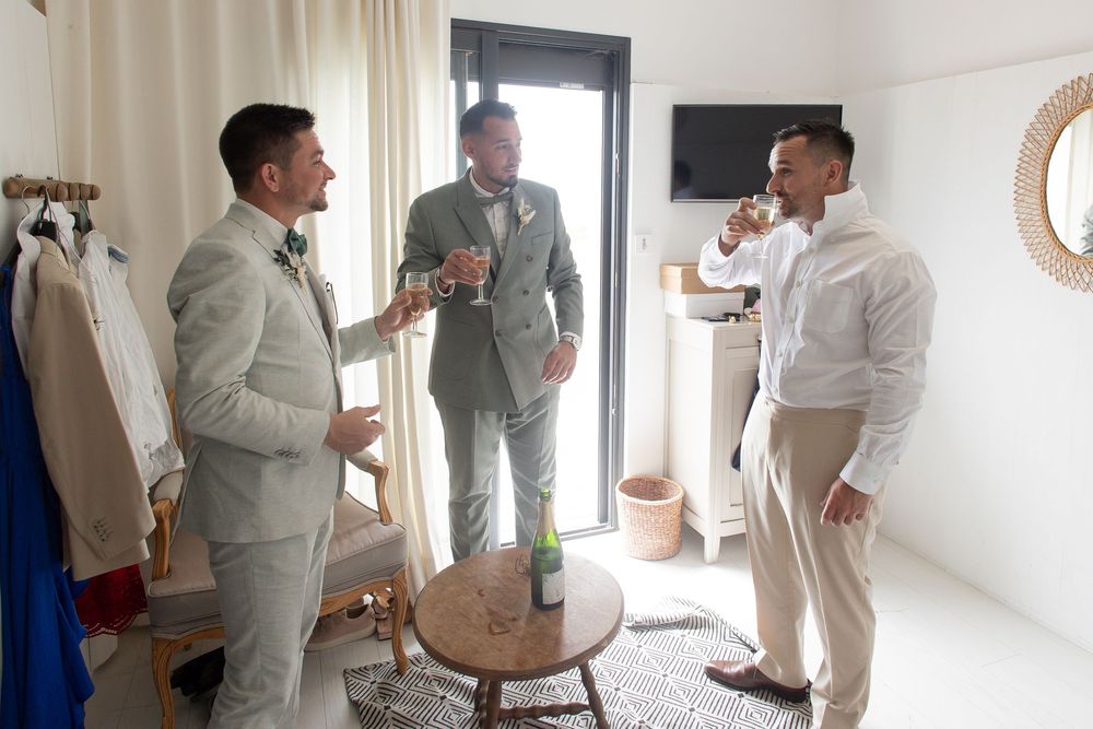 Préparatifs du marié et de ses témoins à la Villa 180 de La Rochelle, complicité masculine avant la cérémonie de mariage.