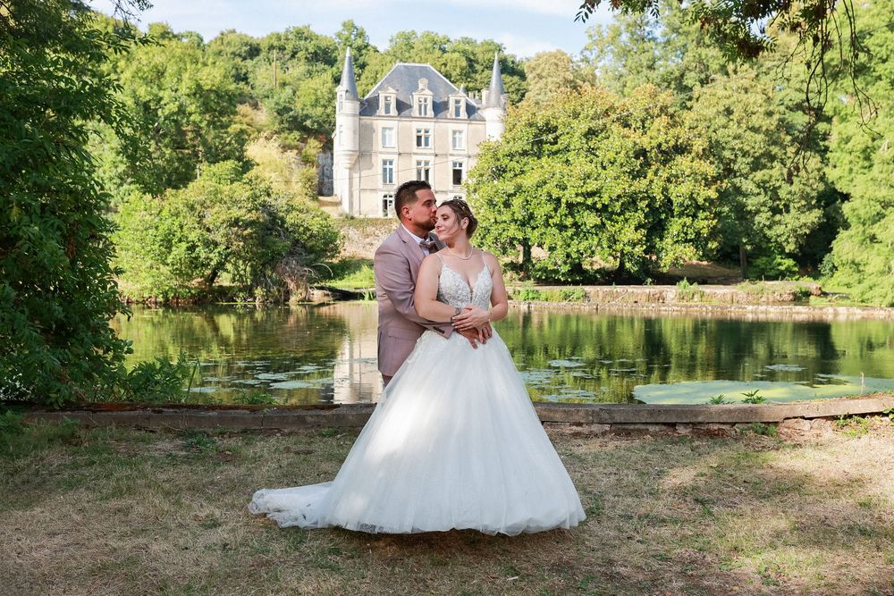 Couple de mariés posant dans le parc du Château des Loups à Échiré, reportage mariage élégant et romantique dans les Deux-Sèvres.