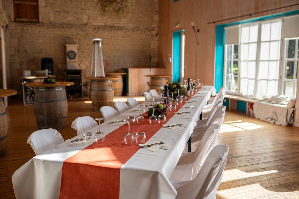 Décoration de salle de mariage à l'Auberge de Crespé à Granzay-Gript, ambiance chaleureuse pour une réception près de Niort.