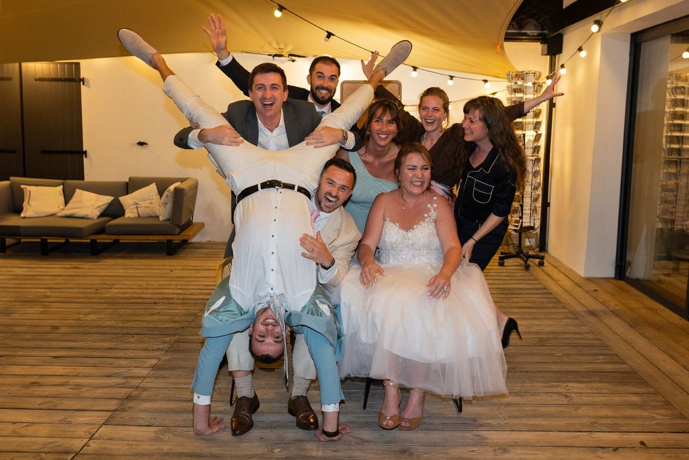 Ambiance festive sur la piste de danse lors d'une soirée de mariage, reportage photo de mariage spontané à la Villa 180 à La Rochelle.