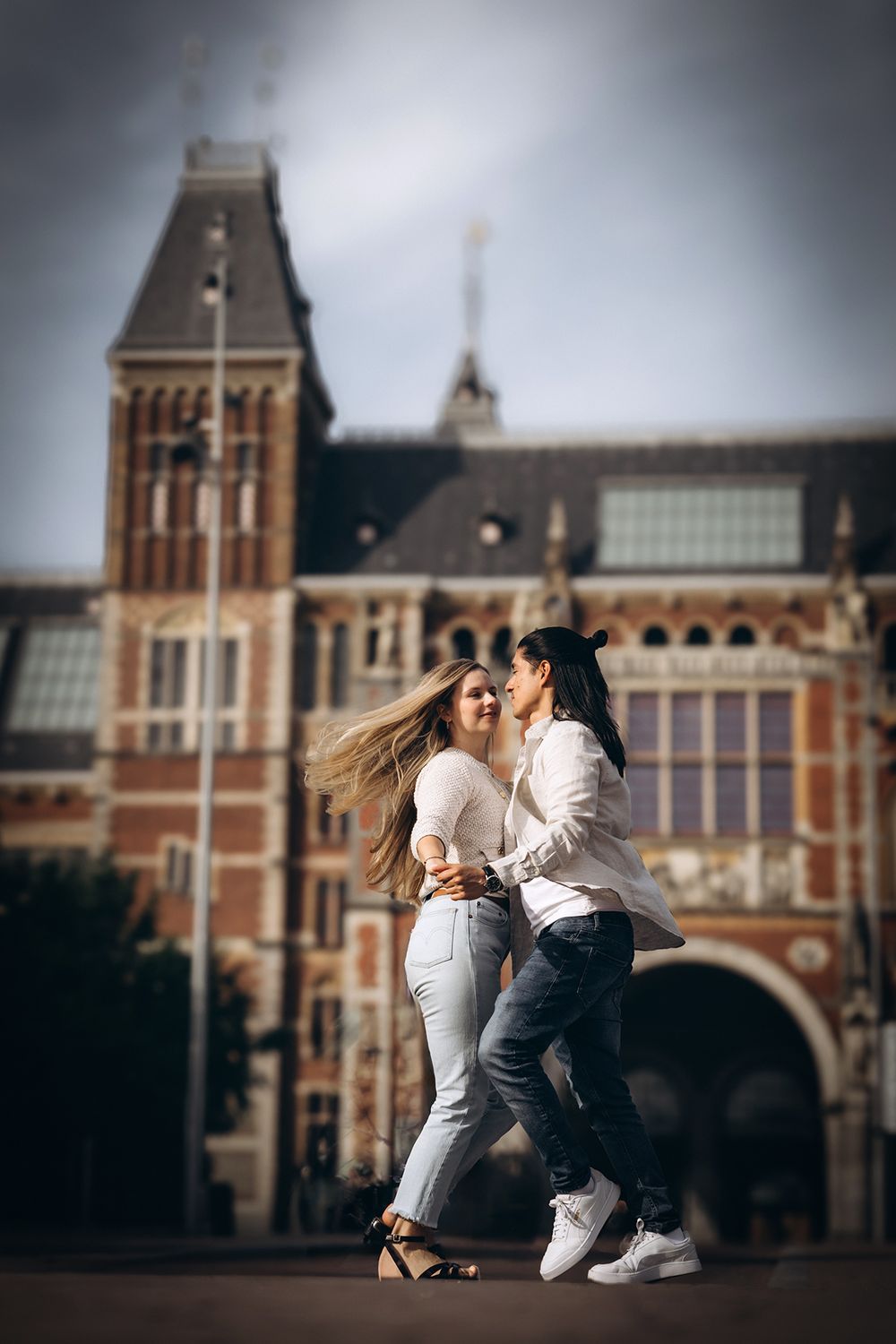 Verliebtes Paar tanzt Salsa vor dem Rijksmuseum in Amsterdam. Authentische Paarfotografie