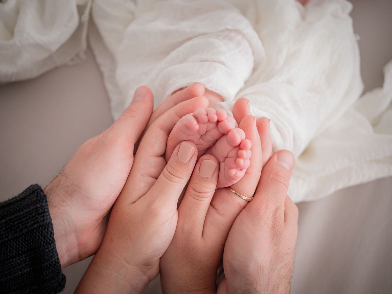 familjefotografering nyfödd detaljbild Västerås, MemoriesbyM