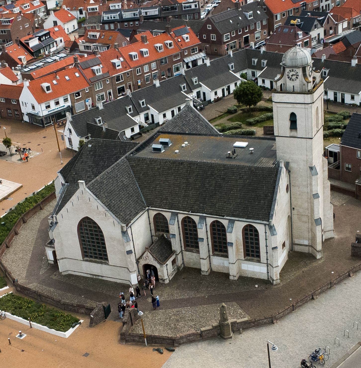 Kerk in Katwijk aan zee, bruidspaar komt naar buiten gelopen