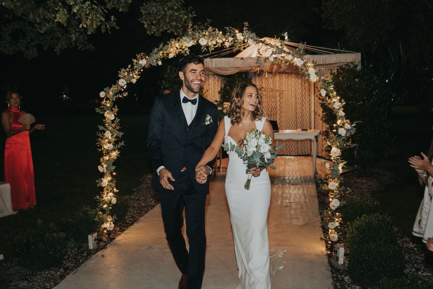 Recién casados saliendo de la ceremonia de casamiento. Recuerdos fotográficos