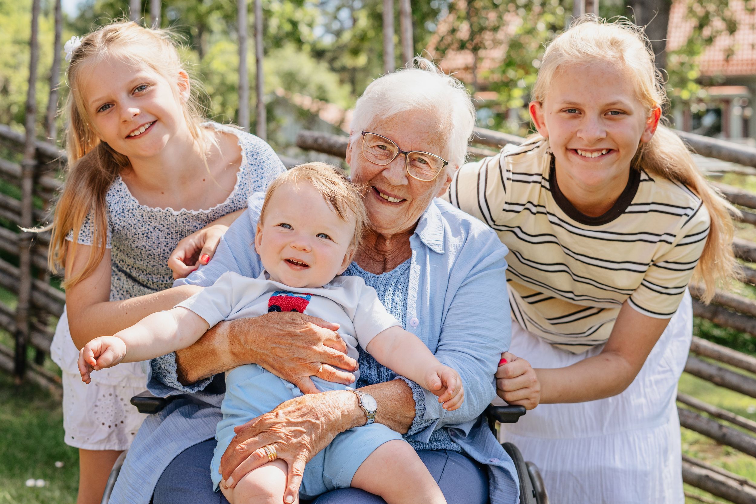 Barnbarnsbarn och gammelmormor i en storfamiljsfotografering utomhus i Gävle