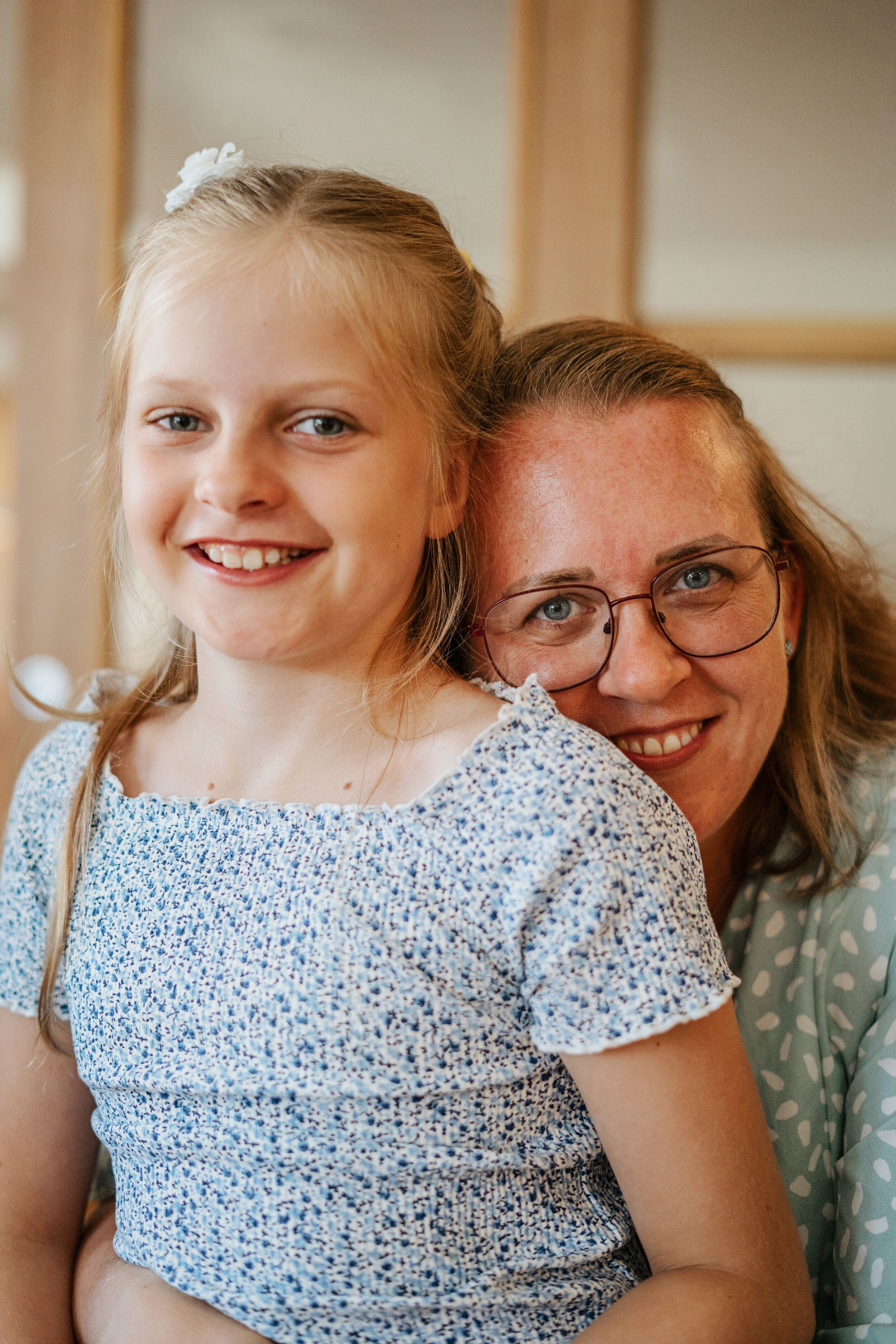 Mor och dotter under familjefotografering
