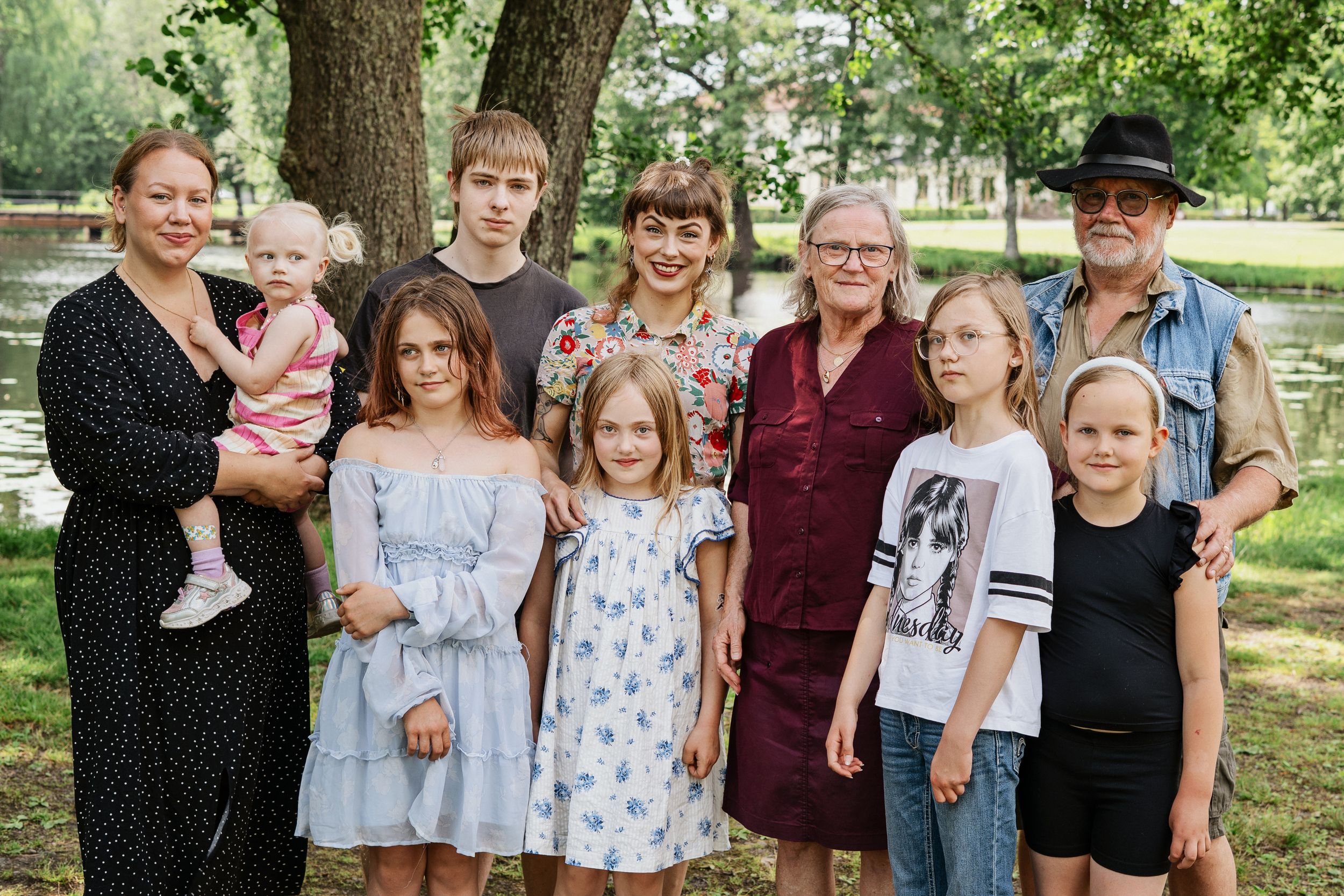 Stor familj med flera generationer fotograferad utomhus i Sandviken.