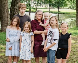 Farmor med alla sina barnbarn under en storfamiljsfotografering i Högbo utanför Sandviken