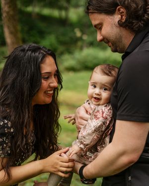 En familj delar ömma stunder tillsammans i en serie uppriktiga utomhusfoton i en naturlig miljö. - Fotograf Emma Matkoski