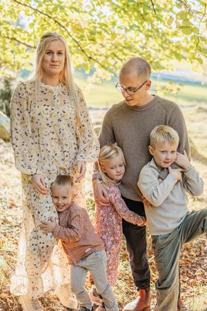 Familj med barn fotograferad utomhus i vacker natur. En varm och naturlig familjefotografering utomhus i Storvreta