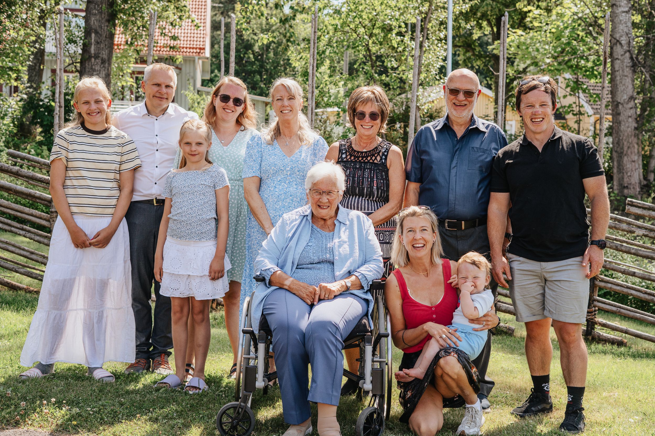 Stor familjsfotografering av tre generationer i Gävle