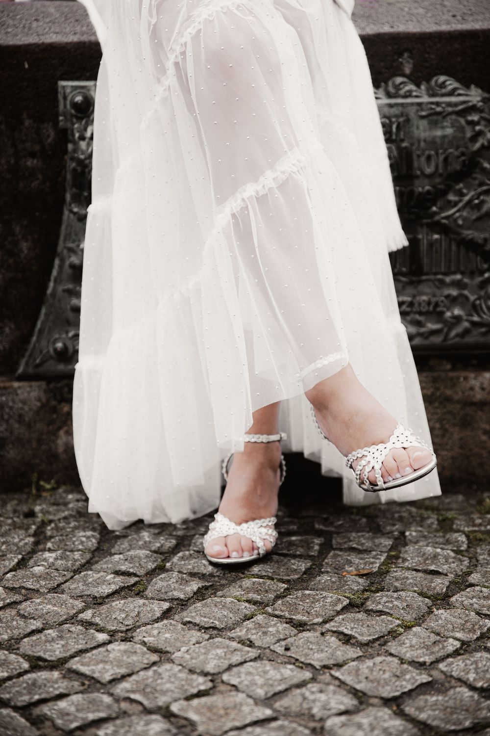 civil wedding, rathaus altona, standesamt altona, hamburg, editorial photography, persian wedding, fun, weddingshoes, vintage dress, ring