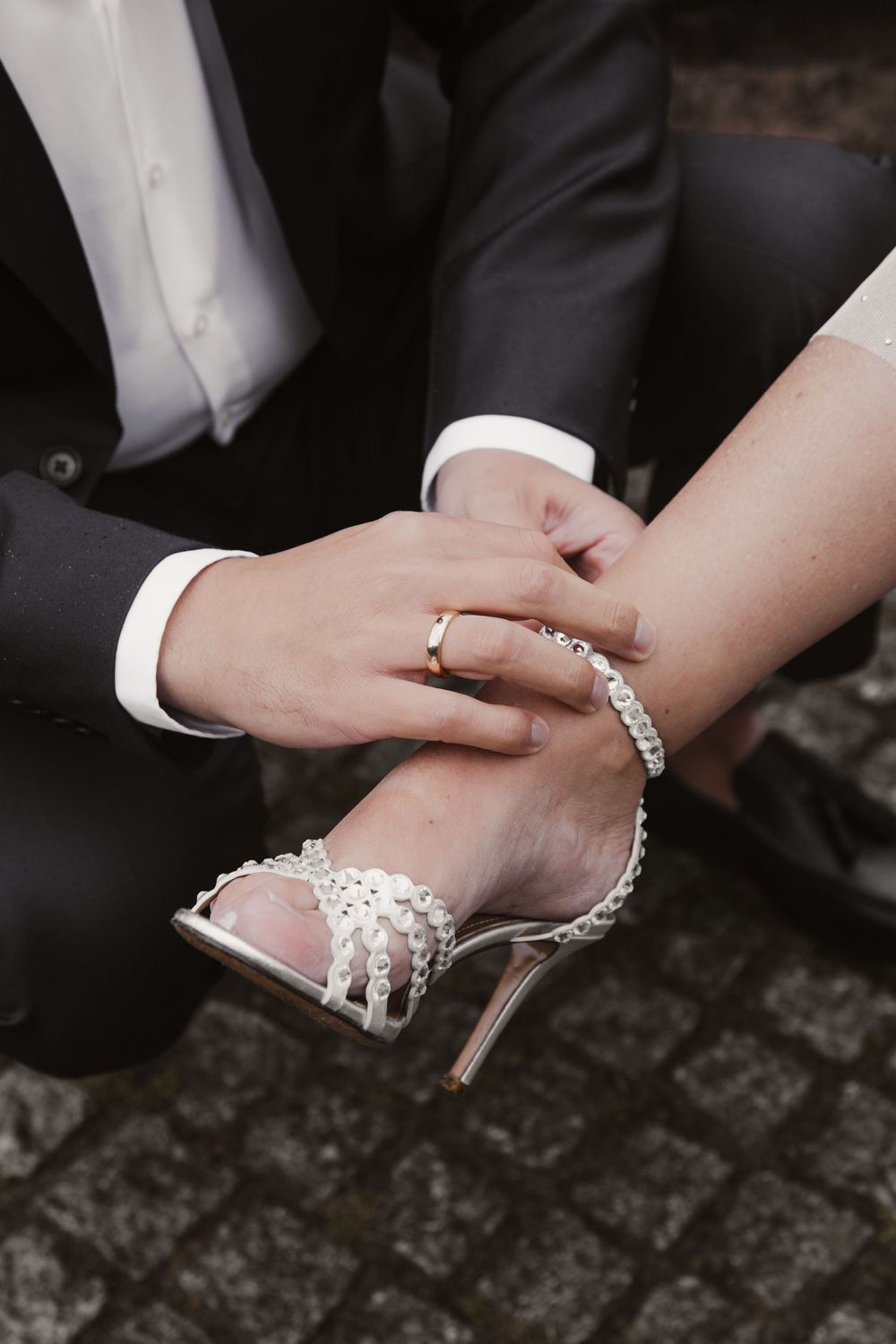 civil wedding, rathaus altona, standesamt altona, hamburg, editorial photography, persian wedding, fun, weddingshoes, vintage dress, ring