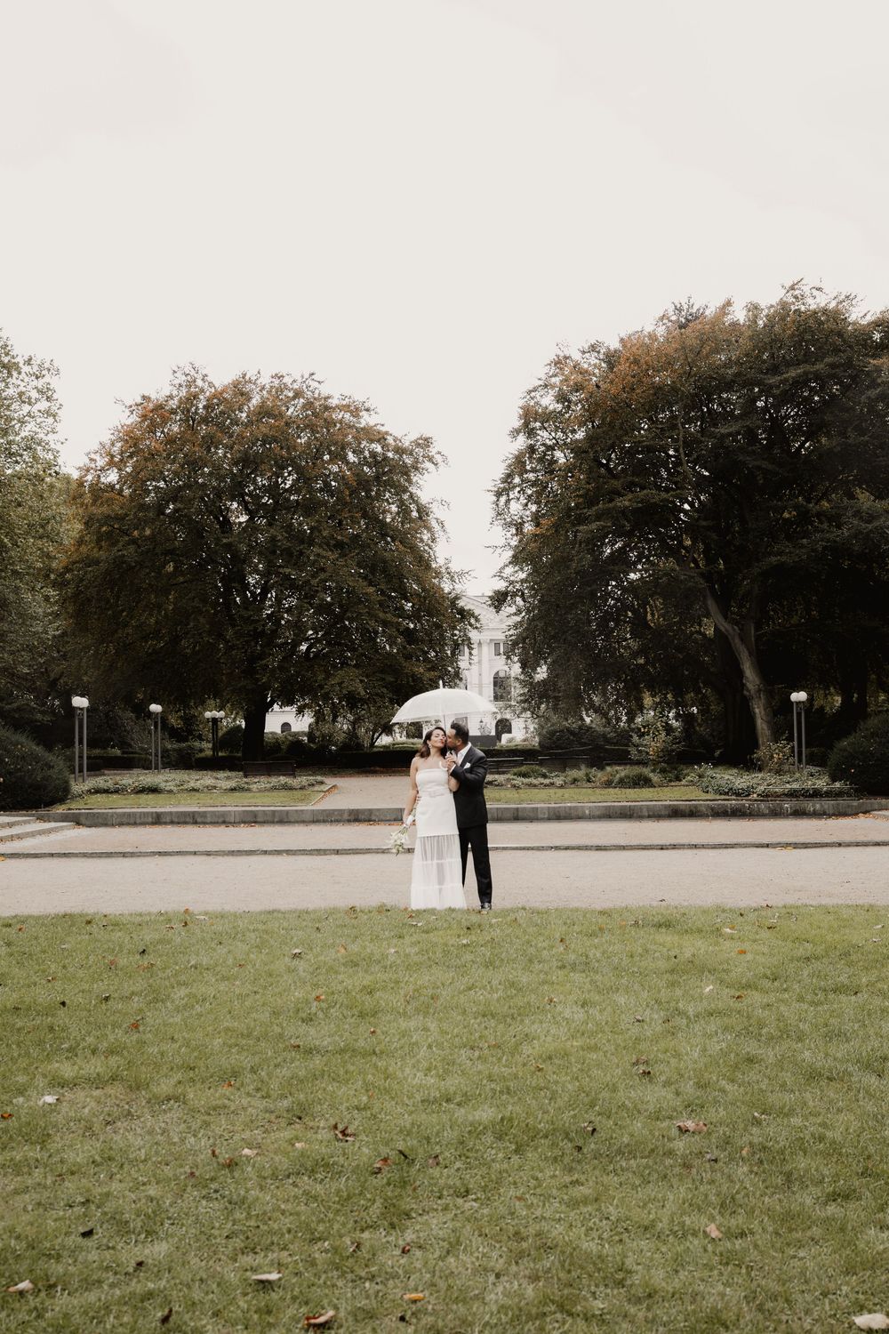 civil wedding, rathaus altona, standesamt altona, hamburg, editorial photography, persian wedding, fun, moments,happy married, vintage dress