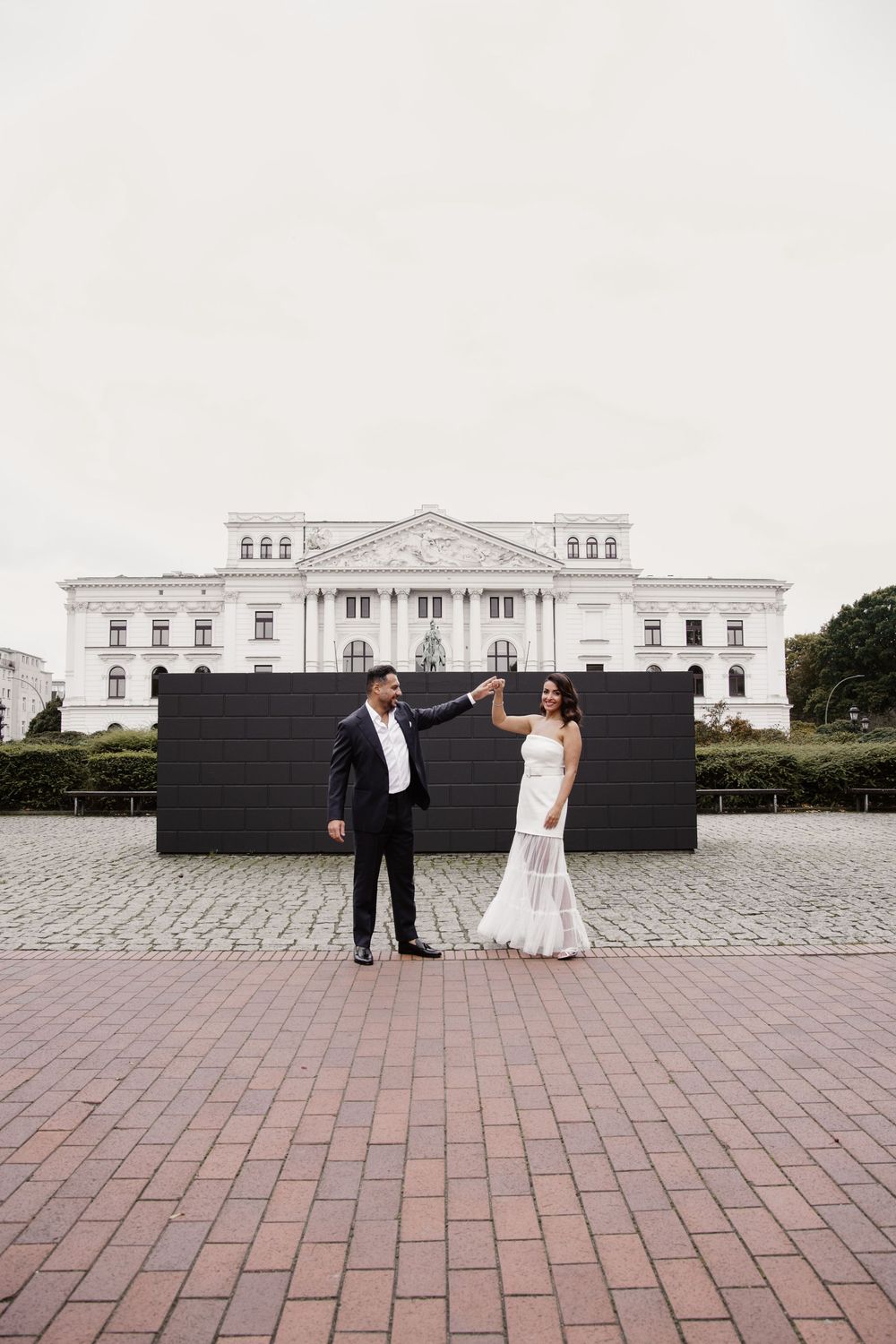 civil wedding, rathaus altona, standesamt altona, hamburg, editorial photography, persian wedding, fun, moments,happy married, vintage dress