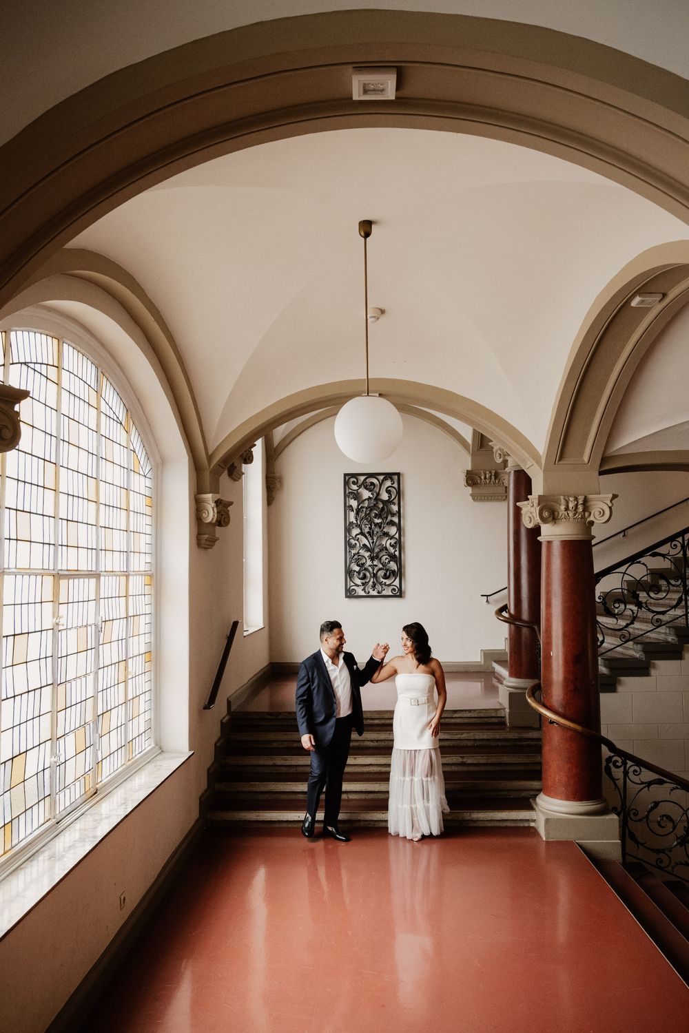 civil wedding, rathaus altona, standesamt altona, hamburg, editorial photography, persian wedding, fun, moments,happy married, vintage dress