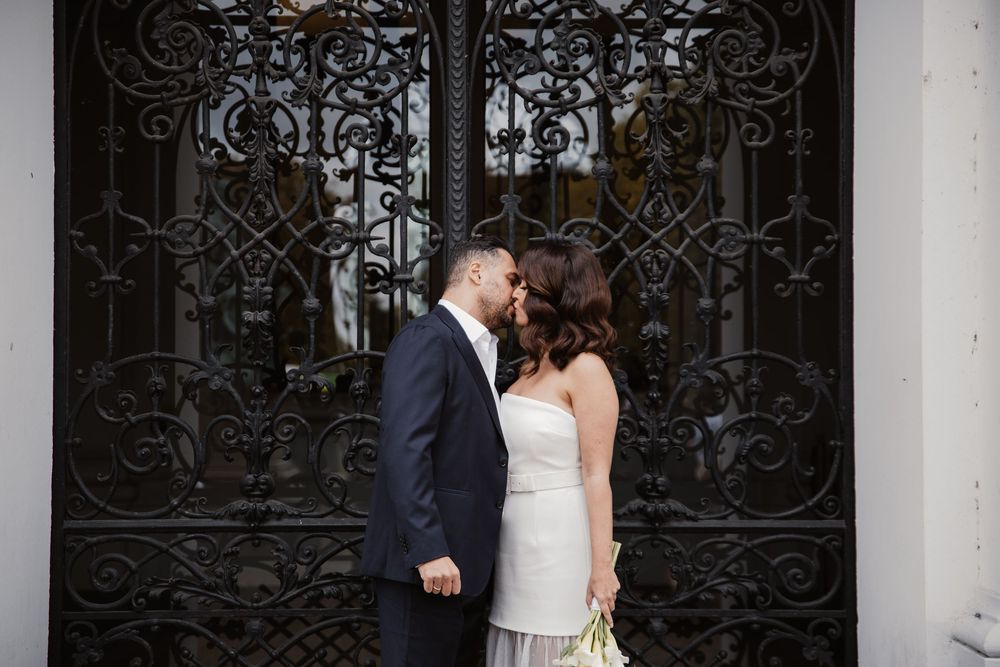 civil wedding, rathaus altona, standesamt altona, hamburg, editorial photography, persian wedding, fun, moments,happy married, vintage dress