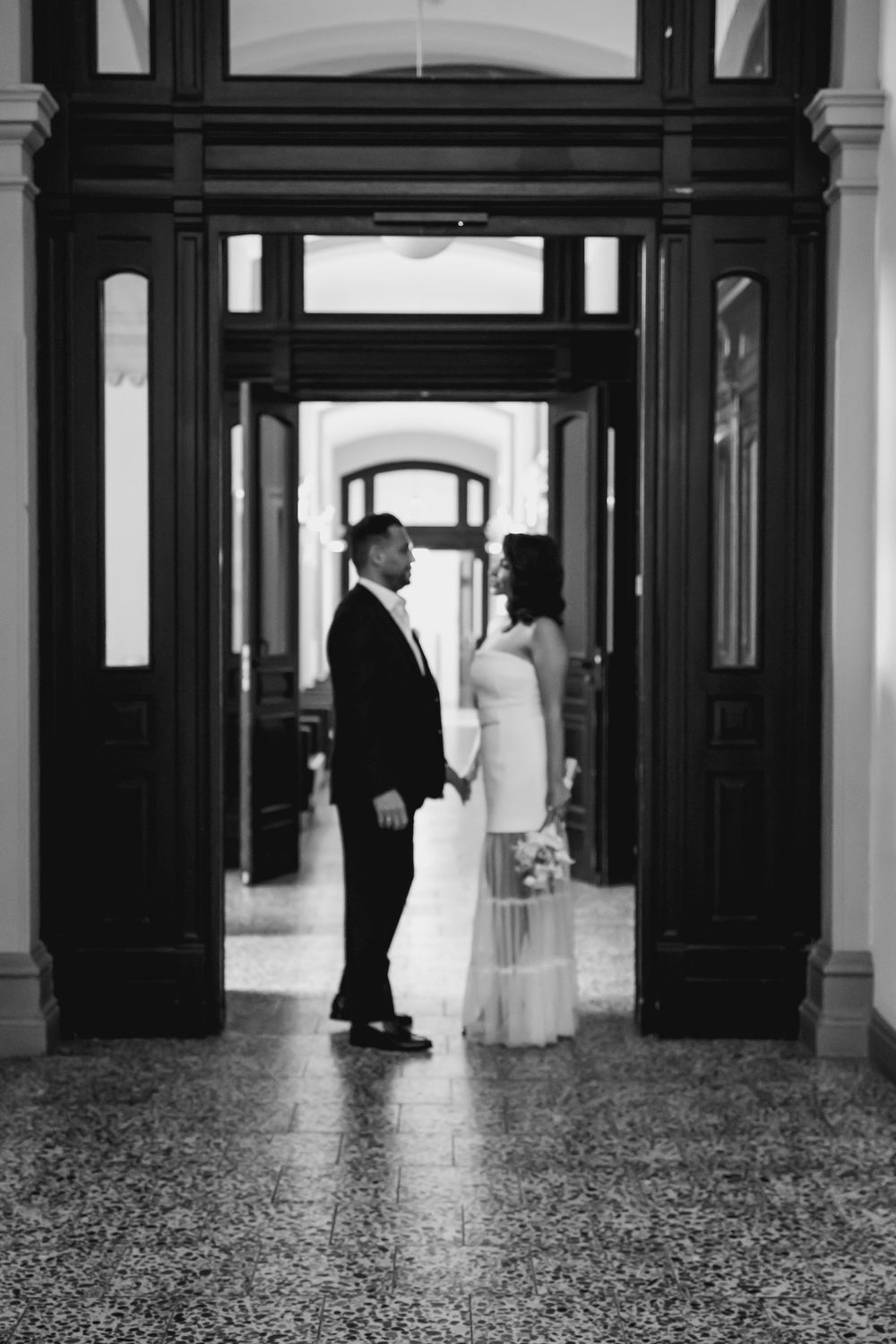 civil wedding, rathaus altona, standesamt altona, hamburg, editorial photography, persian wedding, fun, moments, happy married