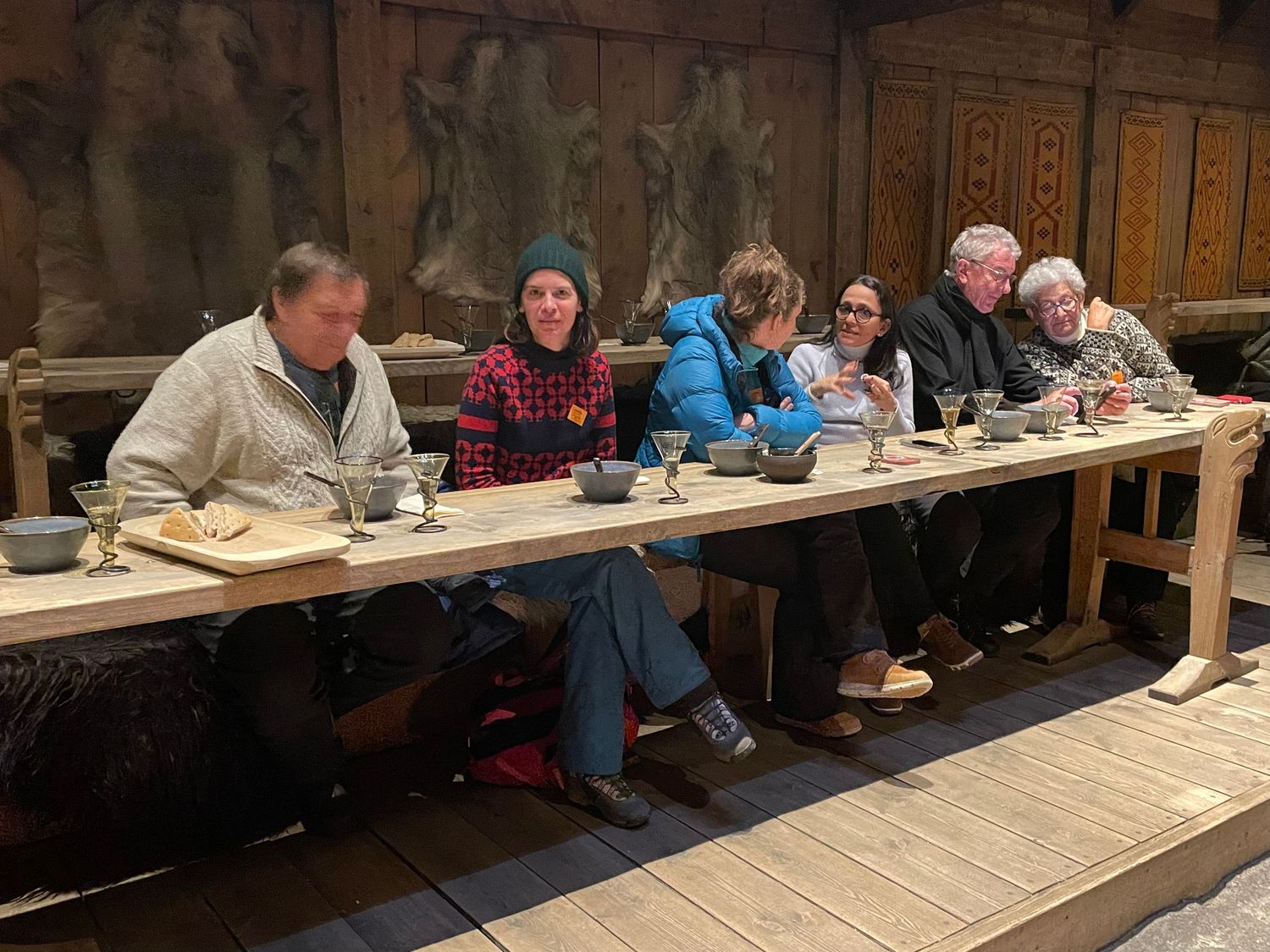 déjeuner dans la maison viking reconstituée du musée viking lofotr
