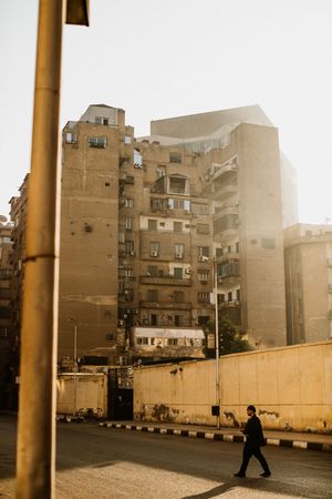 Photographie d'une scène de rue,  depuis le centre ville du Caire, un homme marche au petit matin