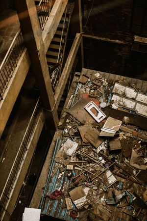 Photographie d'une scène de rue , débarras depuis l'arrière cours d'un hôtel du centre ville du Caire