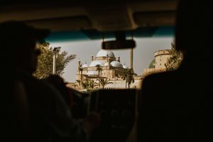 Photographie de la citadelle de Saladin au Caire depuis l'intérieur d'une voiture