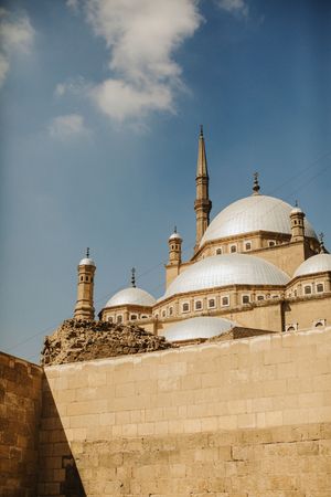 Photographie de la citadelle de Saladin au Caire depuis l'extérieur de l'enceinte