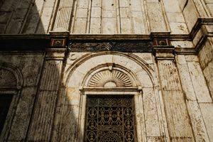 Photographie d'une porte de la gigantesque citadelle de Saladin au Caire