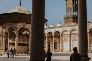Photographie de la cour de la majestueuse citadelle de Saladin au Caire avec son architecture et son horloge