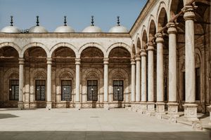 Photographie de la cour de la majestueuse citadelle de Saladin au Caire