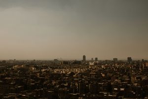 Photographie panoramique de la ville du Caire avec les pyramides en arrière plan