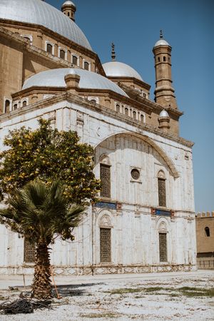 Photographie de la citadelle de Saladin au Caire sous un ciel bleu et un soleil de plomb