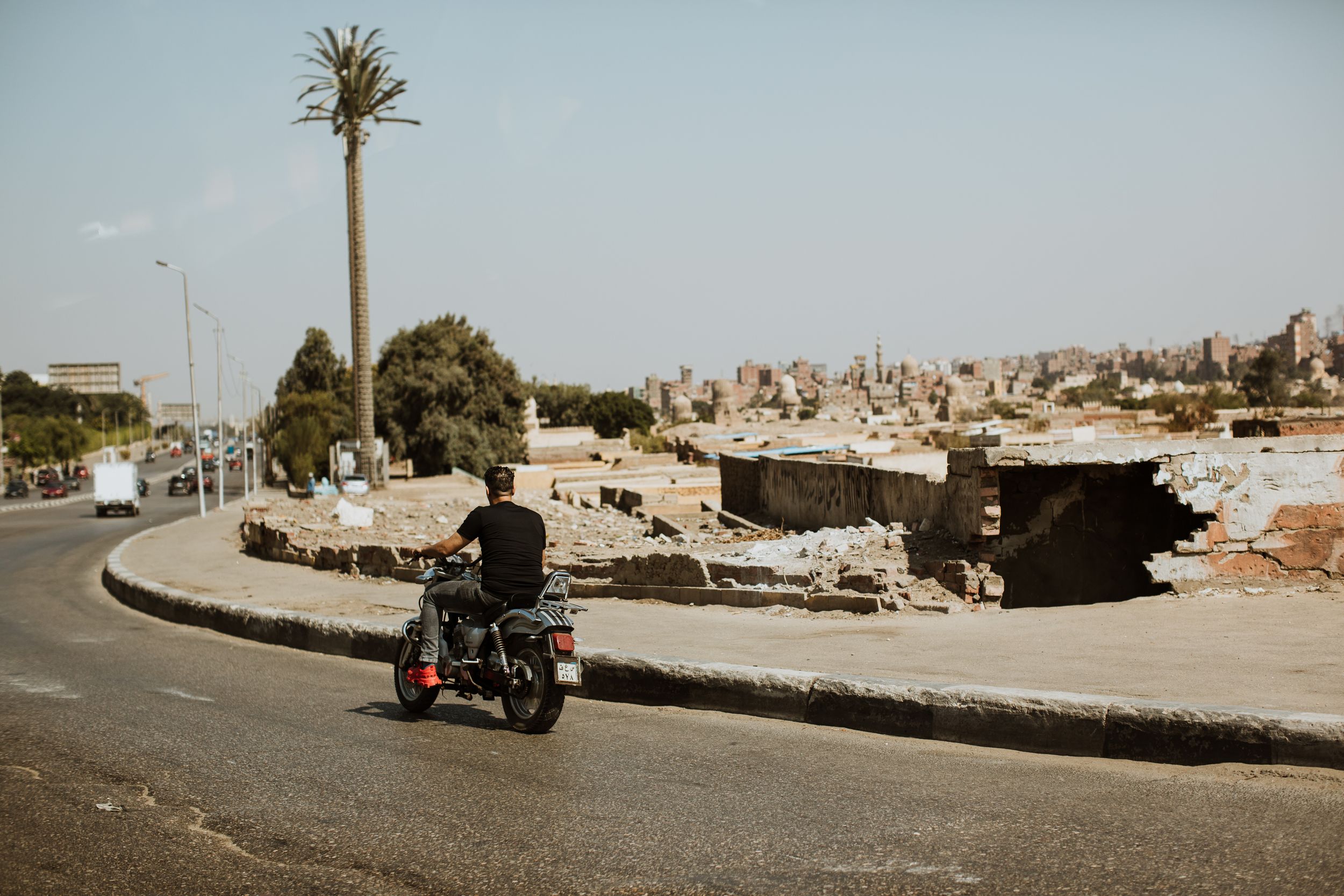 Photographie de scène de rue d'une homme sur son scooter au Caire en Egypte