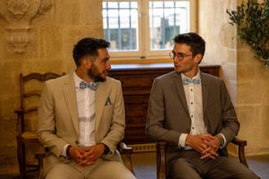 Marié et témoin assis avant la cérémonie, photo de mariage naturelle en Provence par WA Visuel.