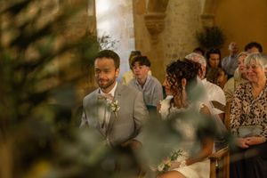 Marié ému pendant la cérémonie, reportage photo mariage en Provence près d’Aix-en-Provence.