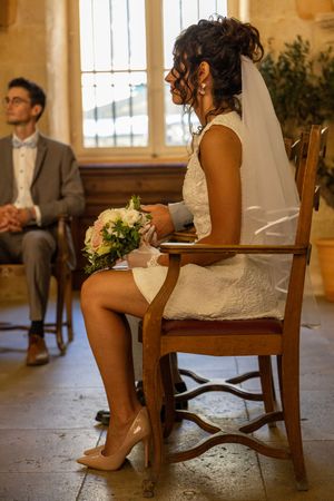 Mariée assise pendant la cérémonie, photo naturelle de mariage en Provence à Aix-en-Provence.