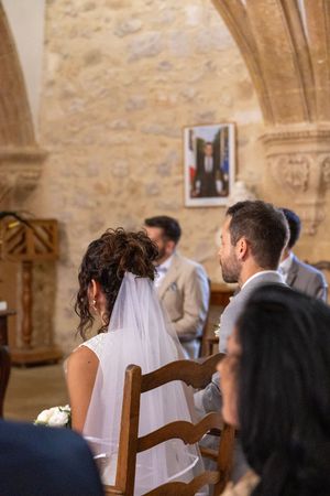 Cérémonie de mariage dans un décor en pierre, reportage photo en Provence par WA Visuel.