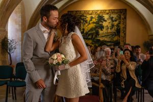Baiser des mariés pendant la cérémonie, reportage mariage élégant en Provence par WA Visuel.