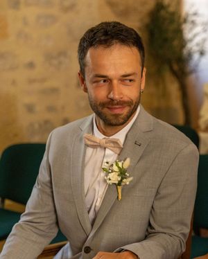 Portrait du marié en costume clair, photographe mariage en Provence près d’Aix-en-Provence.