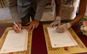 Signature des registres par les mariés, photo de cérémonie de mariage en Provence à Aix-en-Provence.