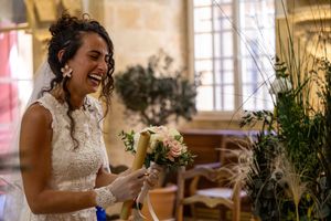 Mariée souriante pendant la cérémonie, reportage photo mariage en Provence près d’Aix par WA Visuel.