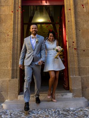 Couple de mariés devant une porte ancienne, reportage photo mariage en Provence près d’Aix.